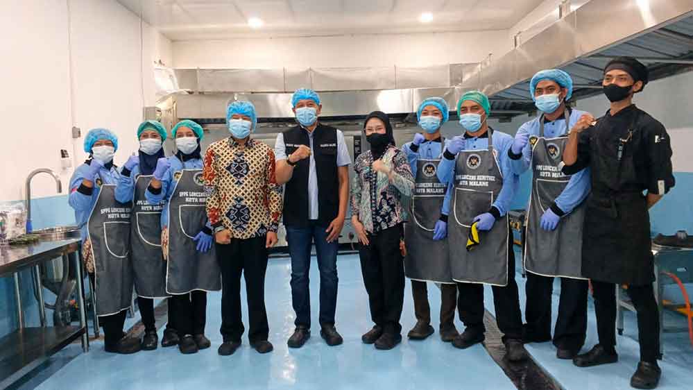 Wali Kota Malang, Wahyu Hidayat (lima dari kiri) bersama tim SPPG saat meresmikan SPPG Sukoharjo 2. (Ist)