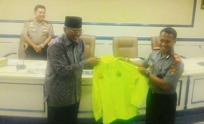 Pendamping Mahasiswa, saat menyerahkan Kenangan kepada Bupati Malang.