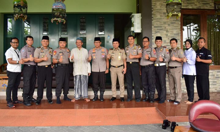 Kapolresta Sidoarjo Kombes Pol. Sumardji beserta jajaran foto bersama Gus Ali.