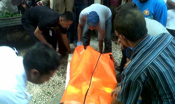 SEBATANG KARA: Petugas saat mengevakuasi mayat Suminten. foto: eki nurhadi/ BANGSAONLINE