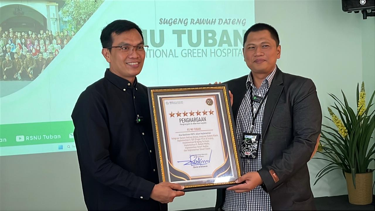 Kepala BPJS Kesehatan Cabang Bojonegoro, Wahyu Gianto, menyerahkan penghargaan kepada Direktur RSNU Tuban, dr Didik Suharsoyo.
