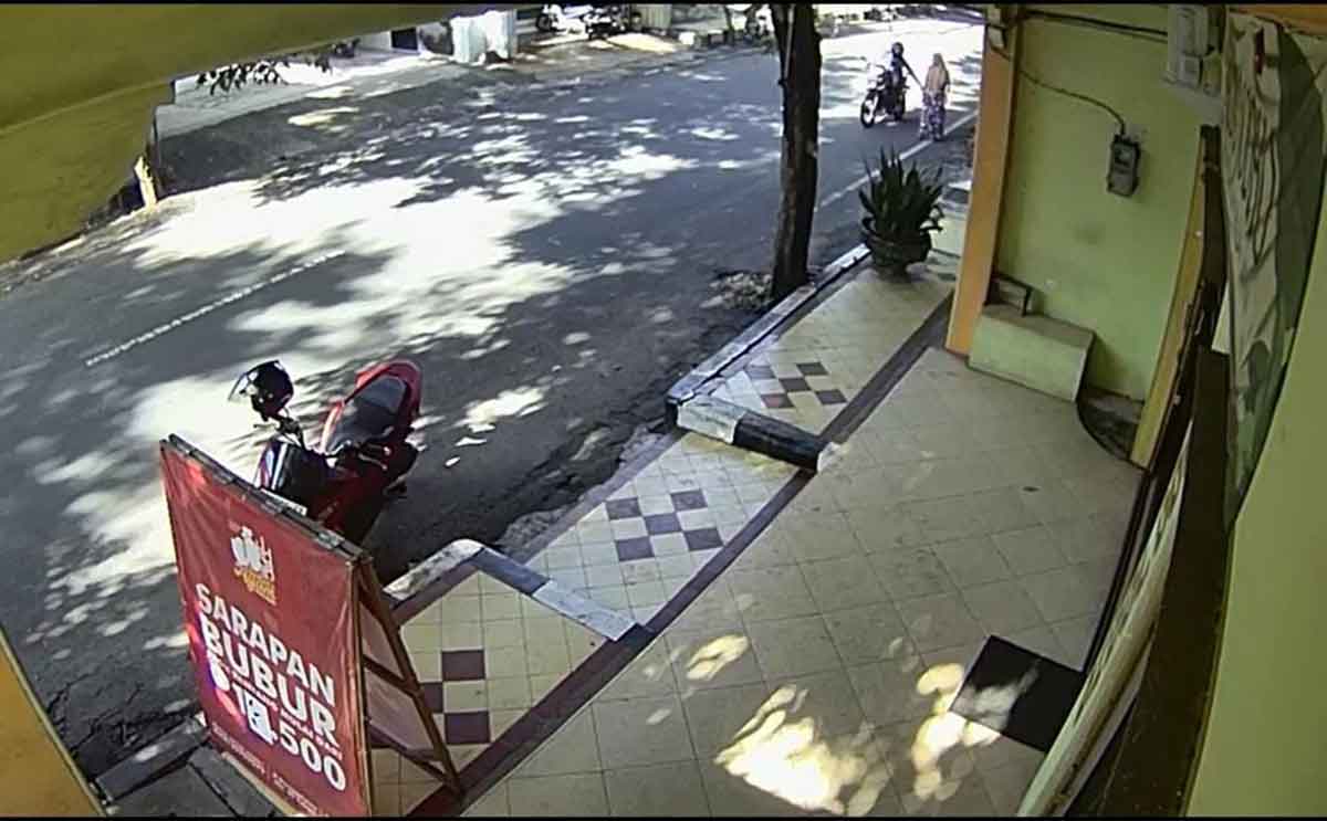 Aksi penjambretan pelaku naik motor dengan sasaran korban ibu-ibu sedang berjalan. Foto: Tangkapan layar rekaman CCTV.