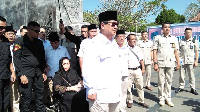 Kaos Bertuliskan #2019GantiPresiden Sambut Kedatangan Prabowo di Makam Bung Karno