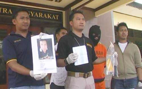 Anggota Densus gadungan yang diringkus karena melakukan penipuan. 