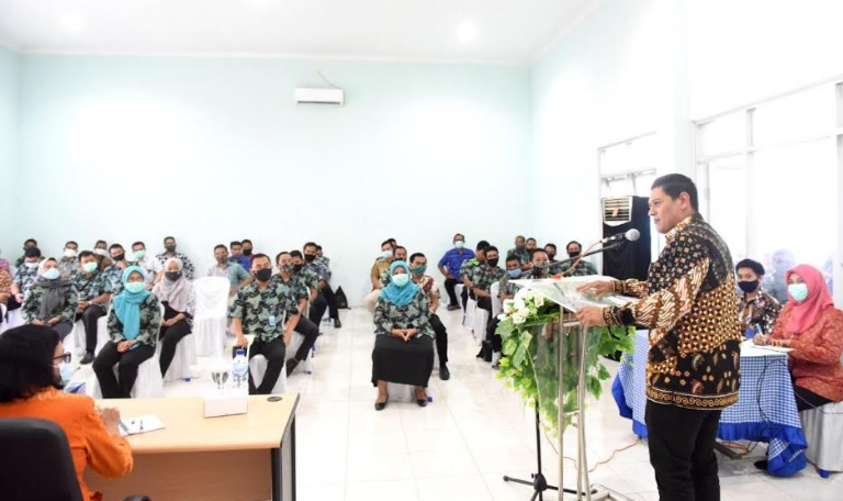 Wali Kota Kediri Abdullah Abu Bakar saat memberikan pengarahan kepada karyawan Perumda Air Minum Tirta Dhaha Kota Kediri. (foto: ist.)
