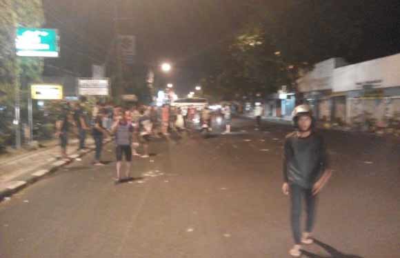 Aksi warga saat men-sweeping kendaraan berplat L.