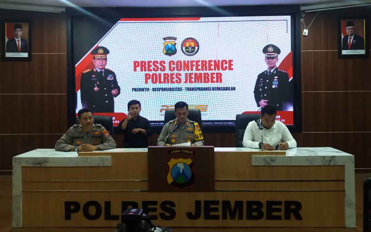 Kapolres Jember, AKBP Hery Purnomo, saat mengungkap kasus pencurian mobil di wilayah hukumnya.