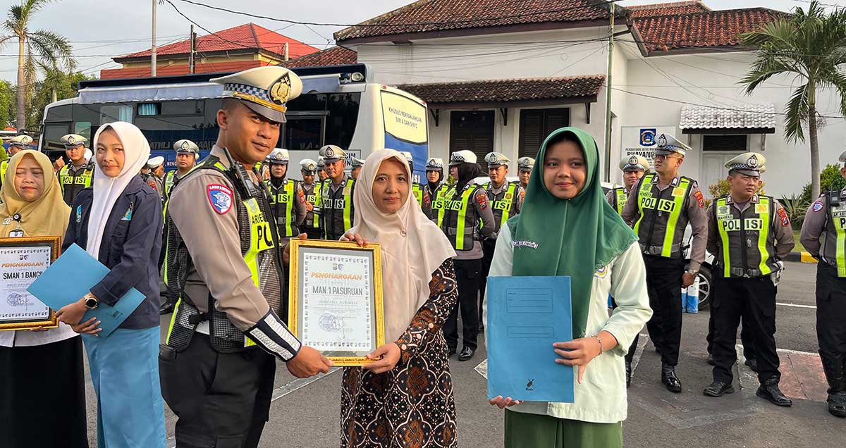 Apresiasi kepada pelajar yang tertib berlalu lintas di Kabupaten Pasuruan.