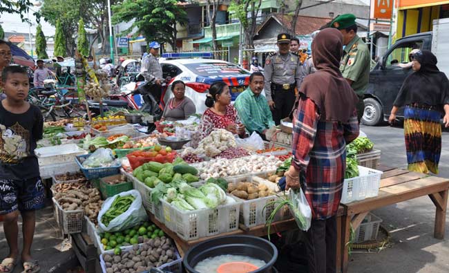 Harga kebutuhan pokok yang mulai merangkak naik. foto: syuhud/ BANGSAONLINE