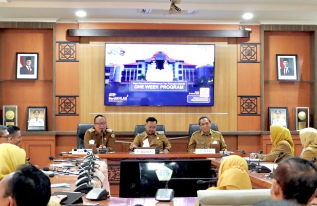 Bupati Gresik Fandi Akhmad Yani (tengah) didampingi Wabup Asluchul Alf (kiri) dan Sekda Achmad Washil MT (kanan) saat OWP. Foto: Ist.