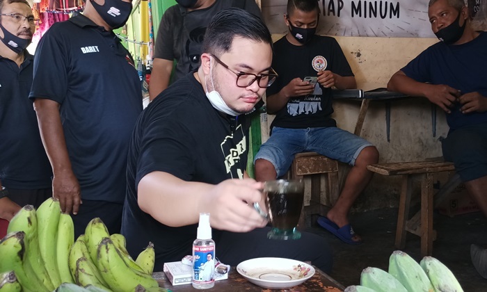 Calon Bupati Kediri, Hanindhito Himawan Pramana (Dhito) sedang menyruput kopi. foto: MUJI HARJITA/ BANGSAONLINE