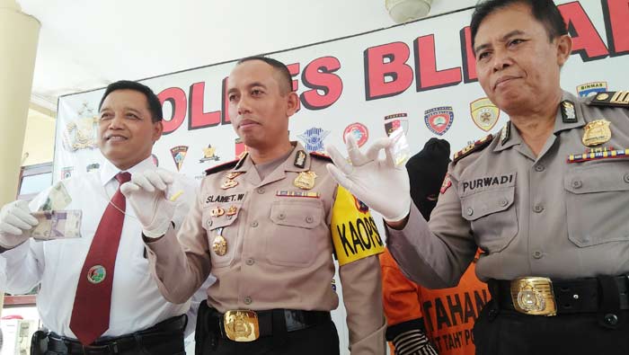 Kapolres Blitar AKBP Slamet Waloya (tengah) saat menunjukkan barang bukti pil tersebut.