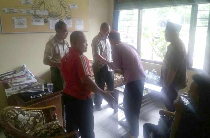 Proses mediasi di Mapolsek Senori. foto: GUNAWAN/ BANGSAONLINE