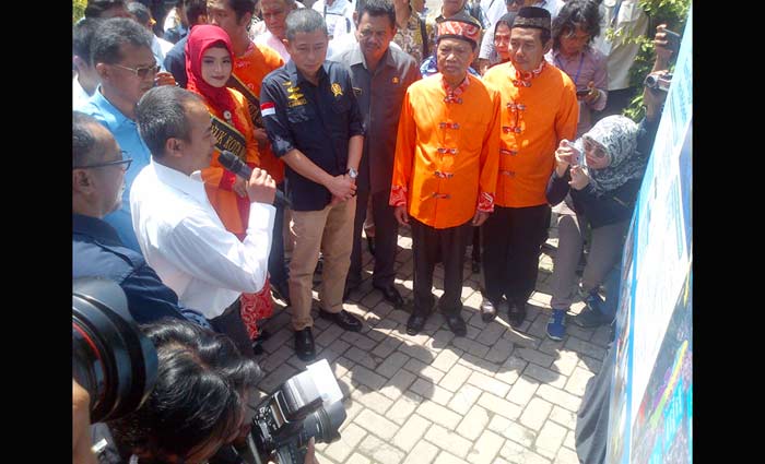 Menteri ESDM saat mendengarkan penjelasan dari pihak pelaksaan proyek. Foto: SOFFAN/BANGSAONLINE