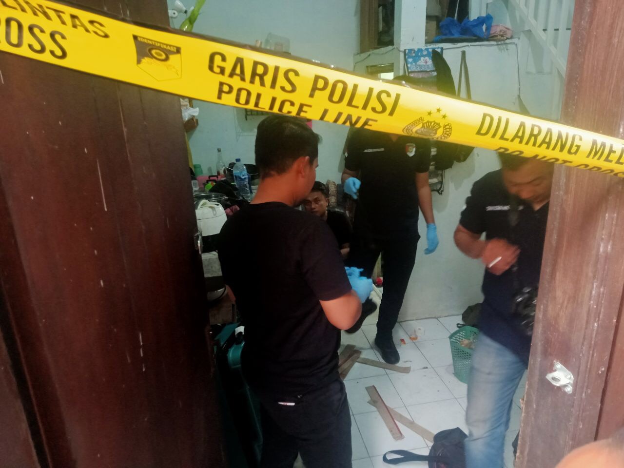 Kamar kos pelaku yang telah dipasangi garis polisi
