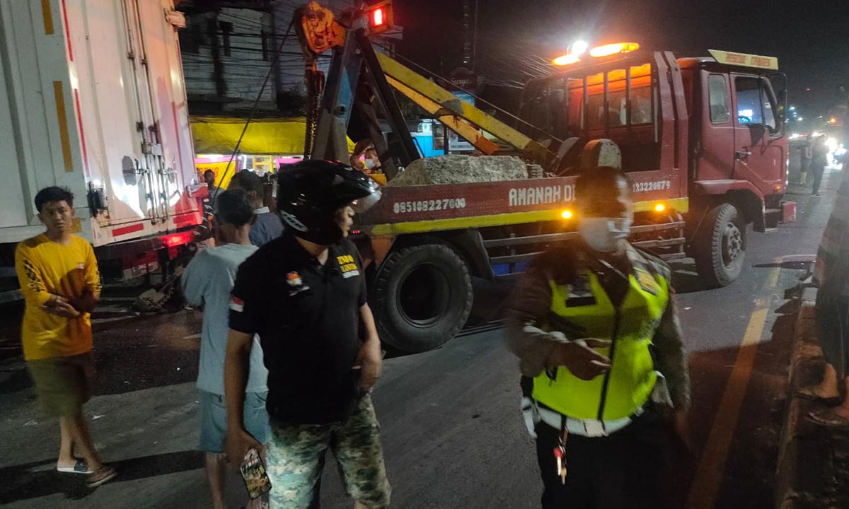 Truk Tronton Tabrak Dua Mobil Di Pertigaan Sidorejo, Ternyata Sopir ...