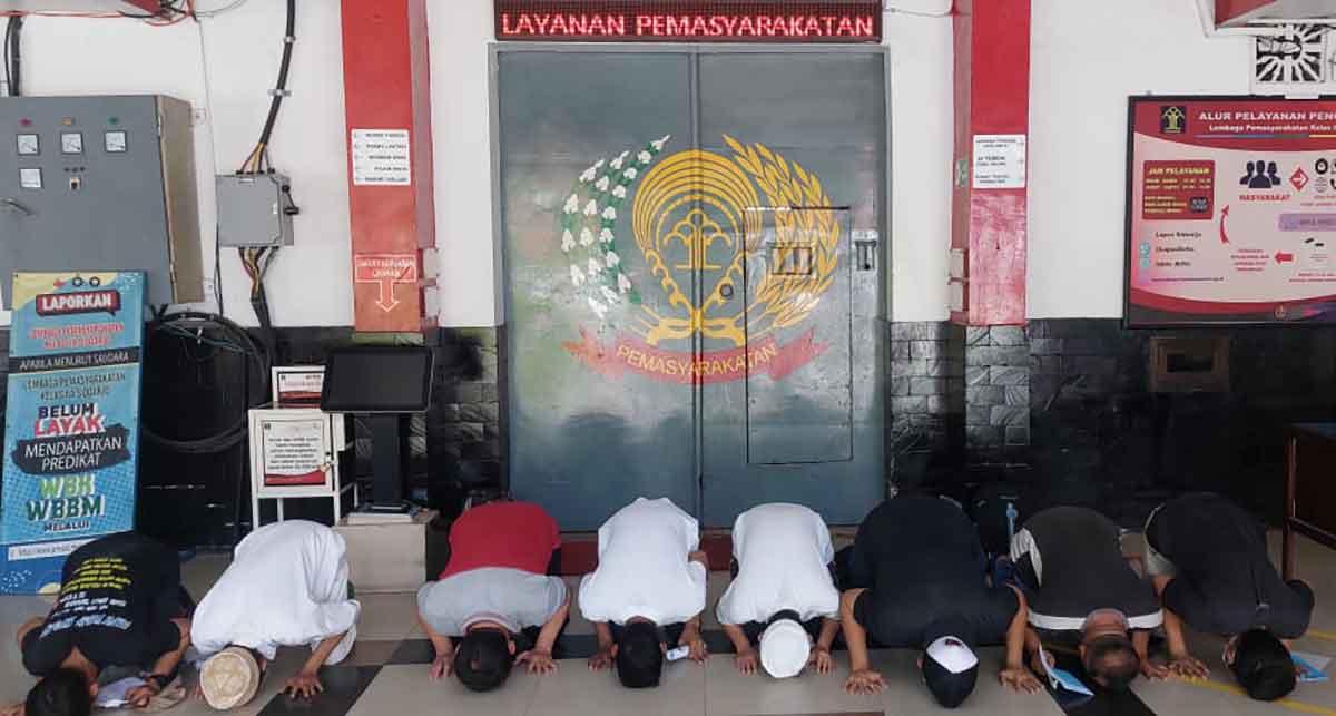 Dapat Hak PB dan CB, 8 WBP Lapas Kelas IIA Sidoarjo Sujud Syukur