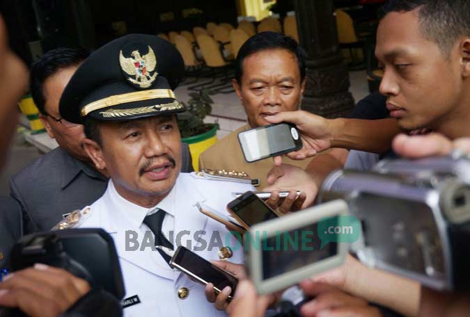Bupati Jombang Nyono Suharli Wihandoko saat ‘ditembak’ pertanyaan wartawan, di pendopo Kabupaten setempat, Selasa (6/12/2016) pagi. foto: RONY SUHARTOMO/ BANGSAONLINE