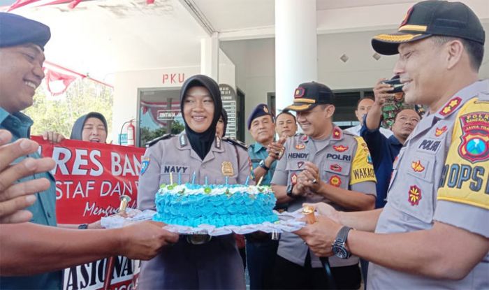 HUT TNI ke-74, Kapolres Bangkalan Beri Kejutan Kue Ulang Tahun kepada Danlanal Batu Poron