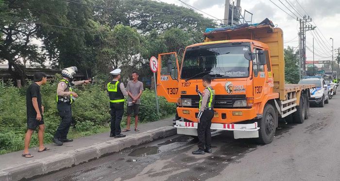 Satlantas Polres Pasuruan Tertibkan Truk Parkir Liar di Bundaran Apollo Gempol