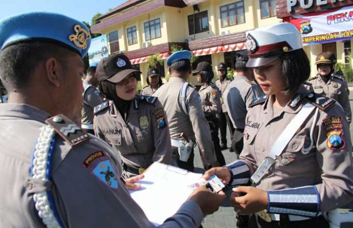 Tingkatkan Kedisiplinan, Polres Pasuruan Periksa Kelengkapan Anggota Polwan