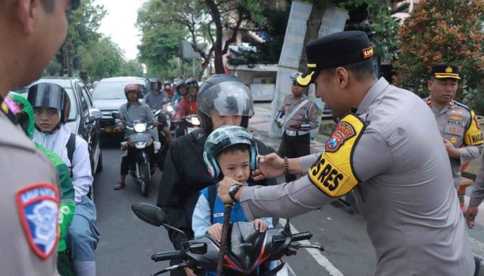 Awali Operasi Patuh Semeru 2025, Satlantas Polres Blitar Kota Bagikan Helm dan Cokelat Awali Operasi Patuh Semeru 2025, Satlantas Polres Blitar Kota Bagikan Helm dan Cokelat