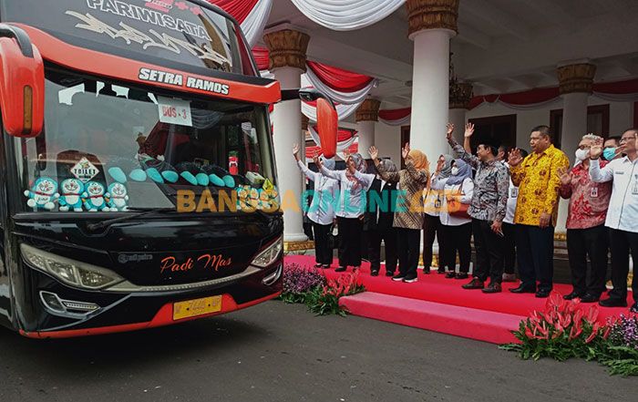 Mendes PDTT dan Gubernur Khofifah Lepas 37 KK Transmigran ke Sulawesi