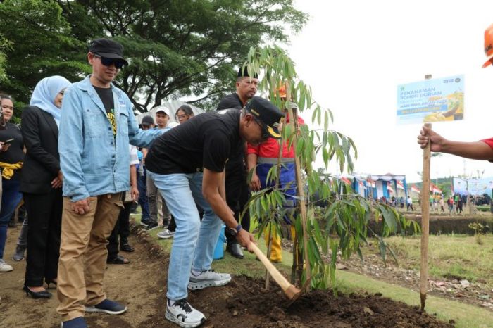 Peringati Hari Pahlawan, Wali Kota Malang Ikuti Aksi Tanam 1000 Pohon Durian