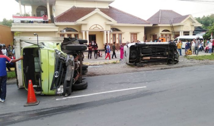 Kecelakaan di Raya Tembelang Jombang, Xenia Ringsek dan Terguling Usai Dihantam Truk Box