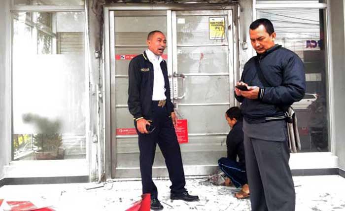 Diduga Konsleting, Pintu Masuk Bank CIMB Niaga di Malang Terbakar