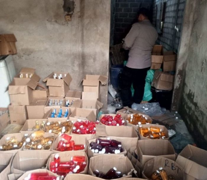 Polsek Brondong Lamongan Sita 1.022 Botol Miras dari Sebuah Warung, Mayoritas Arak Oplosan