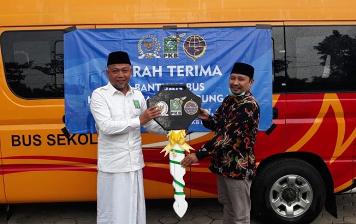Jalankan Mandat Ketum PKB, Syafiuddin Asmoro Serahkan Bantuan Bus Sekolah ke PP Az-Zubair Pamekasan