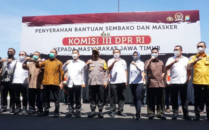 Tekan Covid-19, Kapolda Jatim Dampingi Komisi III DPR RI Bagikan Sembako dan Masker ke Masyarakat