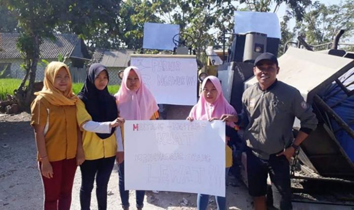 ​Pelataran Diparkiri Alat Berat, Pemilik Warung Sate di Tuban Gelar Aksi Protes