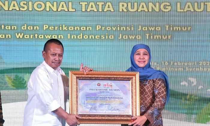 Peduli Pembangunan Pesisir dan Perikanan, Khofifah Raih PWI Maritime Awards