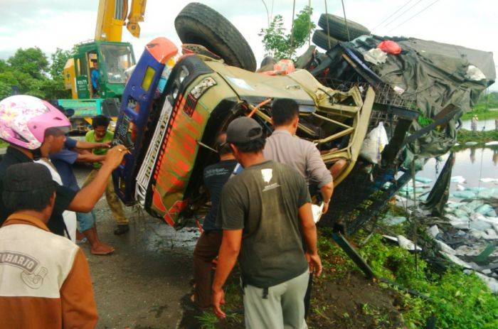 Kecelakaan Maut di Jalur Pantura Tuban: Truk Tronton Vs Trailer