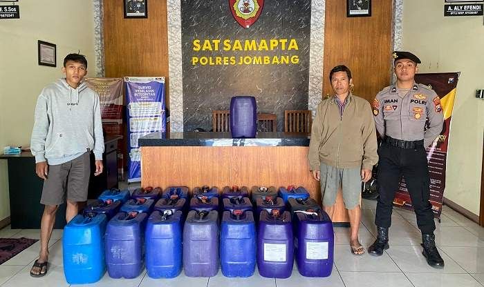 ​Polisi Gagalkan Pengiriman 22 Jeriken Tuak dari Tuban ke Jombang