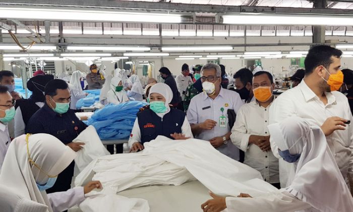 Kunjungi Pabrik Pembuatan APD di Probolinggo, Gubernur Khofifah Minta Kuota Harian untuk Jatim