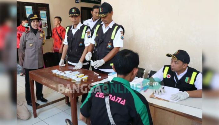 Pastikan Keselamatan Penumpang, Polres Ponorogo Tes Urine para Sopir Angkutan di Terminal Seloaji