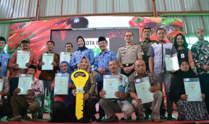 Wali Kota Batu Serahkan 277 Sertifikat Proda Agraria