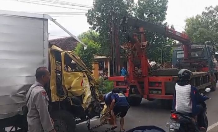 Adu Banteng Truk Pasir Vs Truk Ekspedisi di Jalan Raya Kediri-Nganjuk, Sopir Luka Parah