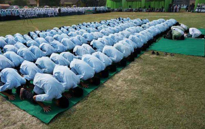 Ratusan Santri Sujud Syukur di Jombang dalam Upacara Peringatan Hari Santri