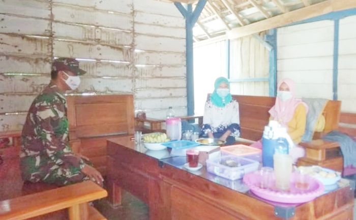 Babinsa Bersama Bhabinkamtibmas Widodaren Ngawi Gelar Tracing Warga Positif Covid-19