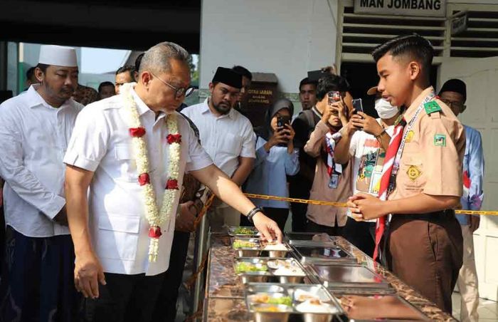Persempit Kesenjangan Gizi, Menko Pangan dan Bupati Jombang Pantau Distribusi MBG
