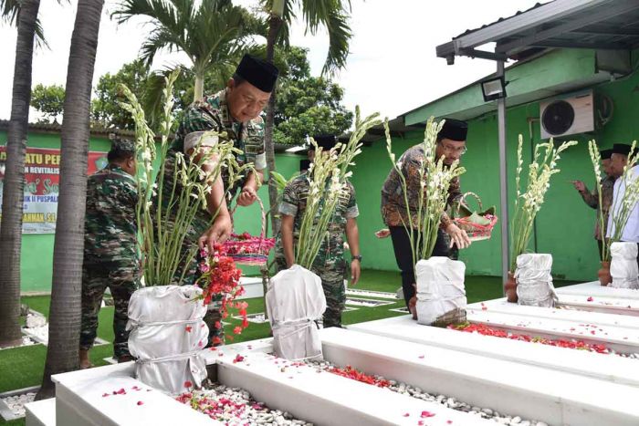 Bersama Bupati Sidoarjo, Pangdam V Brawijaya Ziarah ke Makam Aulia Sono