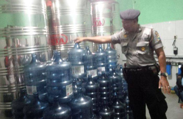 Ilegal, Pabrik Air Minum di Jenu Tuban Digrebek