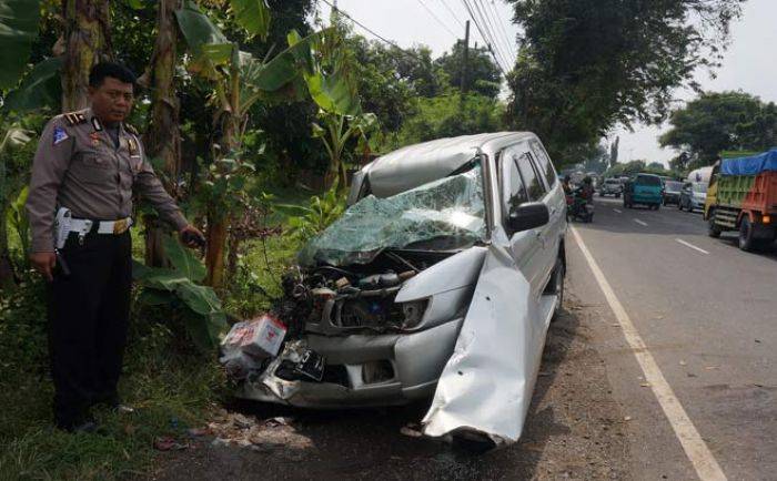 Panther Tabrak Truk Tronton di Raya Temuwulan, 4 Orang Luka Parah