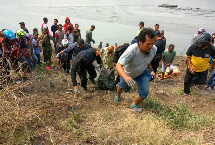 Mayat Perempuan Mengambang di Sungai Porong