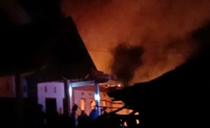 Tinggalkan Api di Kandang Sapi, Satu Rumah di Tanah Merah Bangkalan Hangus Dilalap si Jago Merah