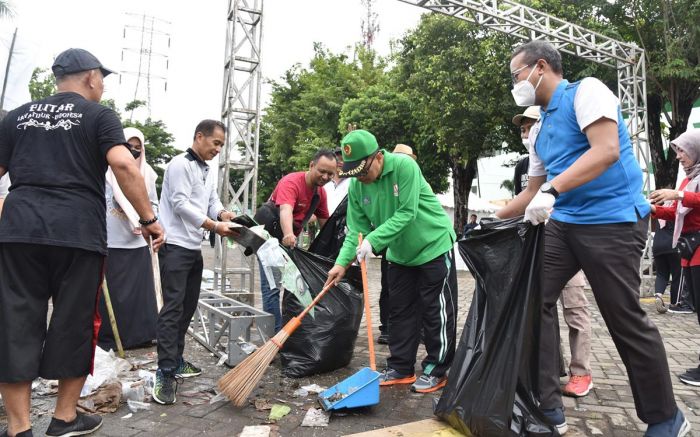 ASN Sidoarjo Kerja Bakti Bersihkan Sampah Usai Resepsi Puncak Satu Abad NU